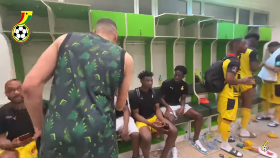 Photo : Leon Balogun congratulates Black Stars players in dressing room after 1-1 draw vs Nigeria 